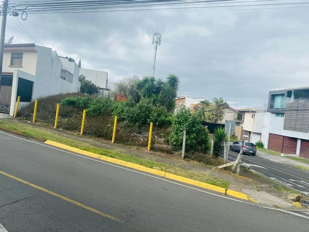 This 573m² property, with more than 40 meters of frontage, located in Lomas de Ayarco, combines location, added ...