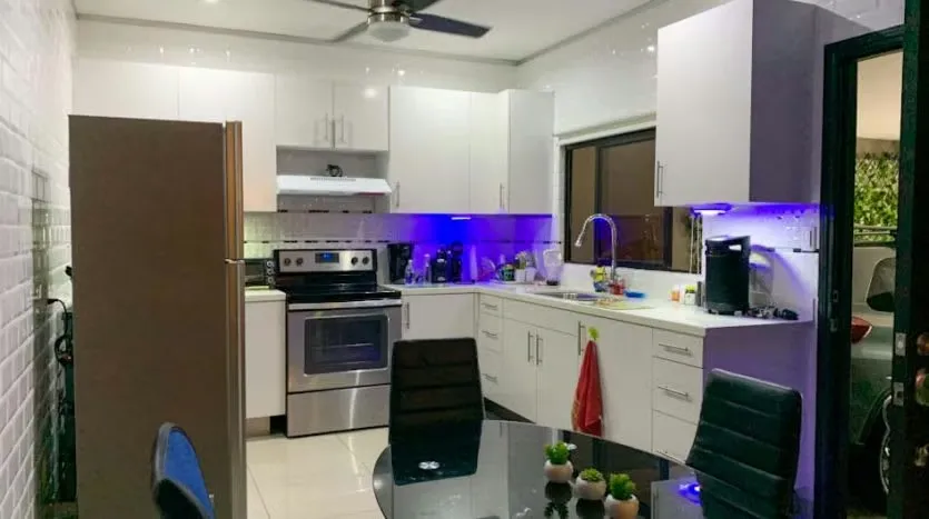 Casa de un nivel en Hatillo 3 con terraza superior y acabados de lujo – Construcción 100% en block