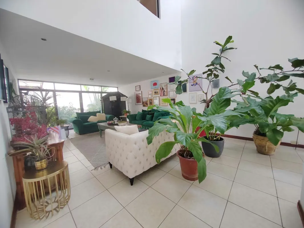 VENTA CASA SANTA ANA/ 289 m2 C/ EN CONDOMINIO/3 HAB/SALA TV/ RC 145