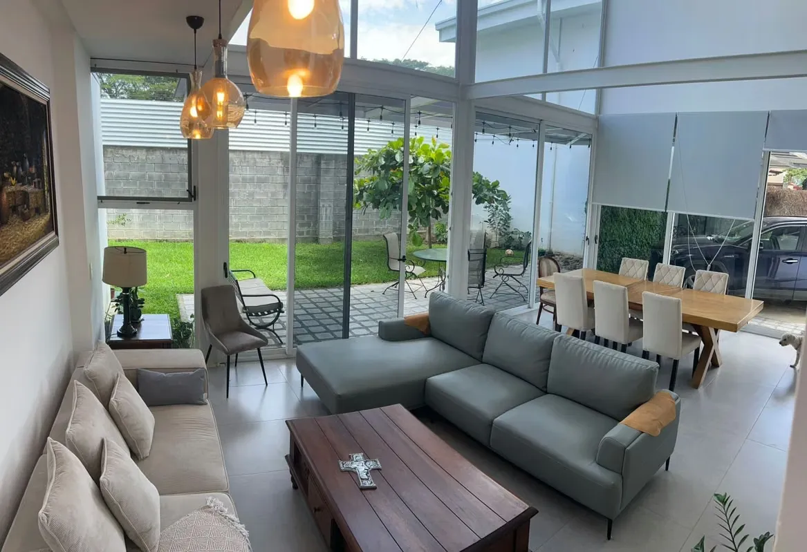 Venta de Casa con Dos Apartamentos Adicionales en la Original Hacienda Lindora