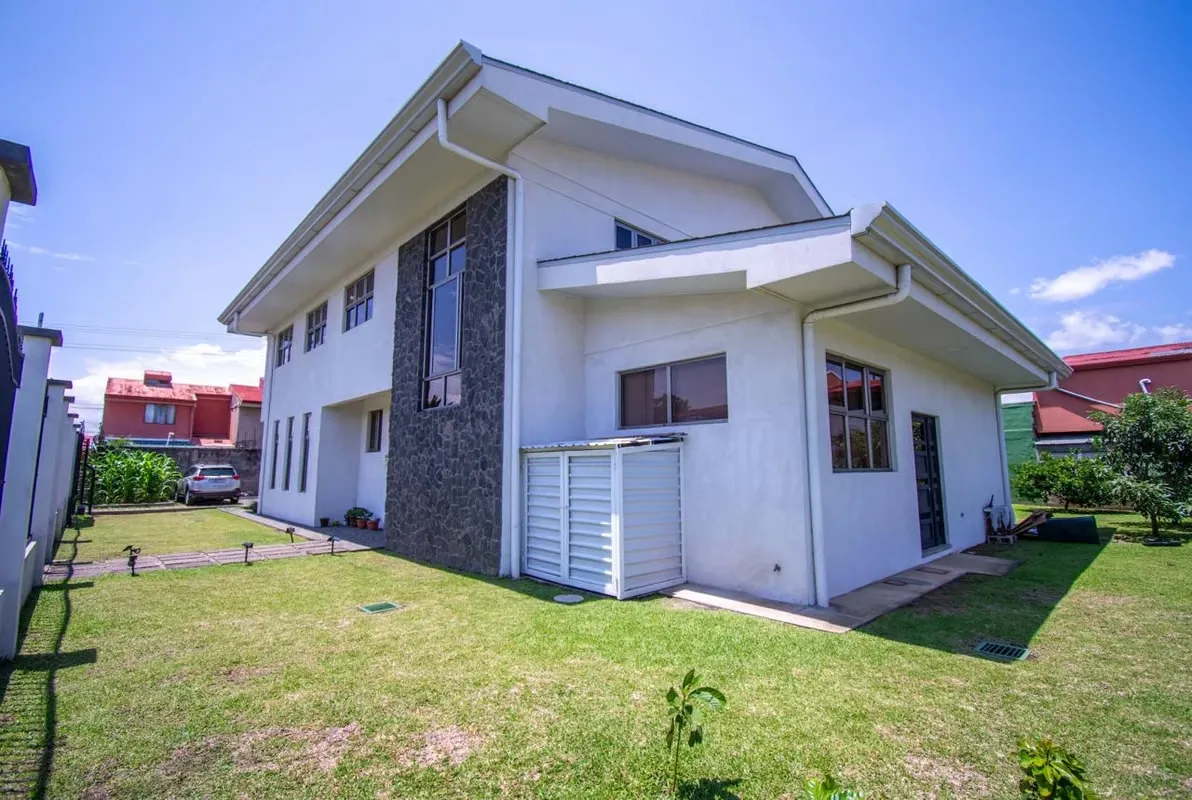 Venta de casa independiente con uso de suelo mixto en Santo Tomas de Santo Domingo, Heredia