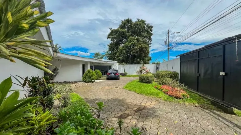 House for Sale with Mixed Land Use – Ideal for Development or Spacious Living