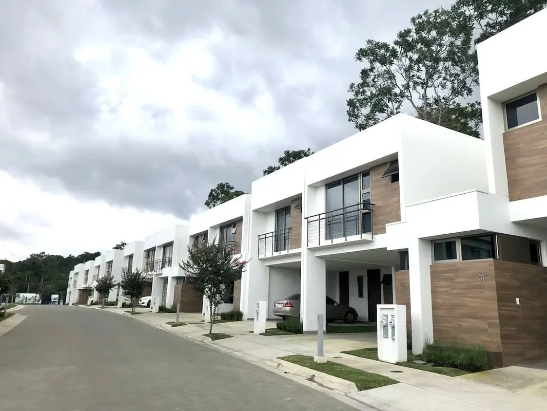 VENTA DE CASA EN CONDOMINIO - PARA INVERSIONISTA - ESCAZU
