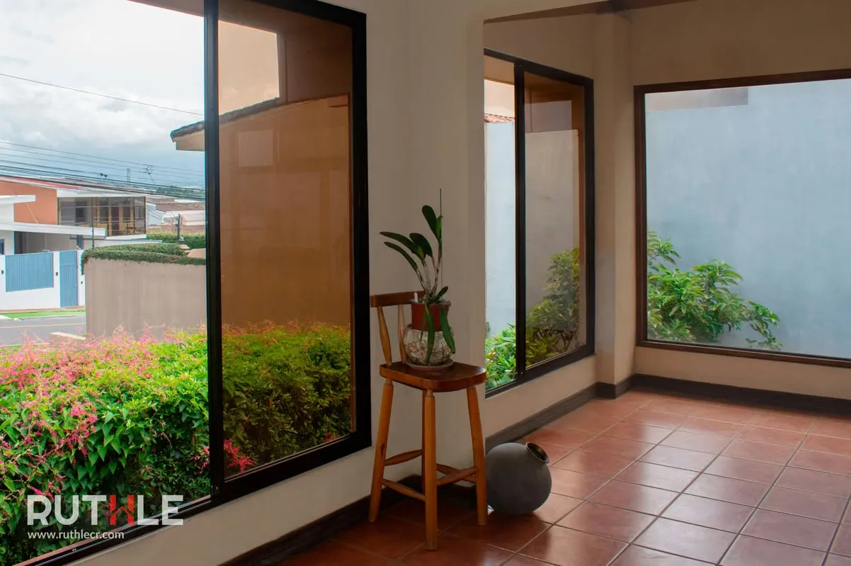 Escazu, Guachipelín, independent house for commercial and residential use