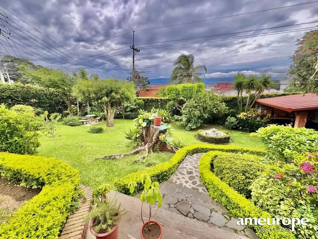 ESCAZU POR DISTRITO 4! CASA INDEPENDIENTE ESQUINERA DE 3 HAB + SERVICIO, STUDIO Y AMPLIO JARDIN
