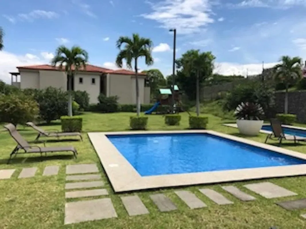 VENTA DE APARTAMENTO AMUEBLADO P/INVERSIÓN EN CONDOMINIO DEL RIO-BRASIL, SANTA ANA