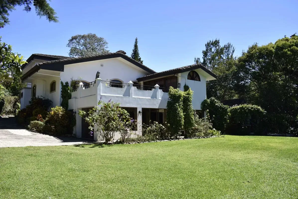 House in Residential Paradise Bird, Heredia - Spacious Family Home