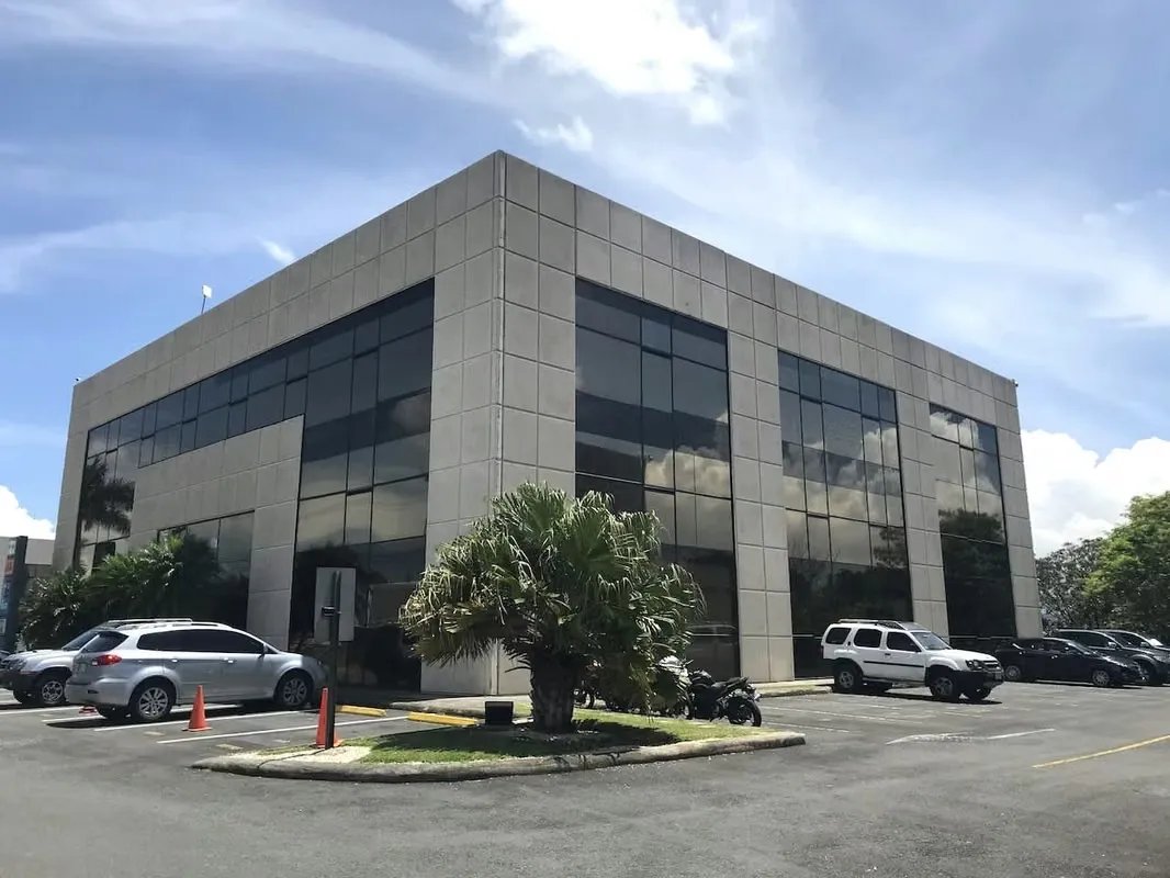 EDIFICIO DE OFICINAS EN GUACHIPELIN DE ESCAZU