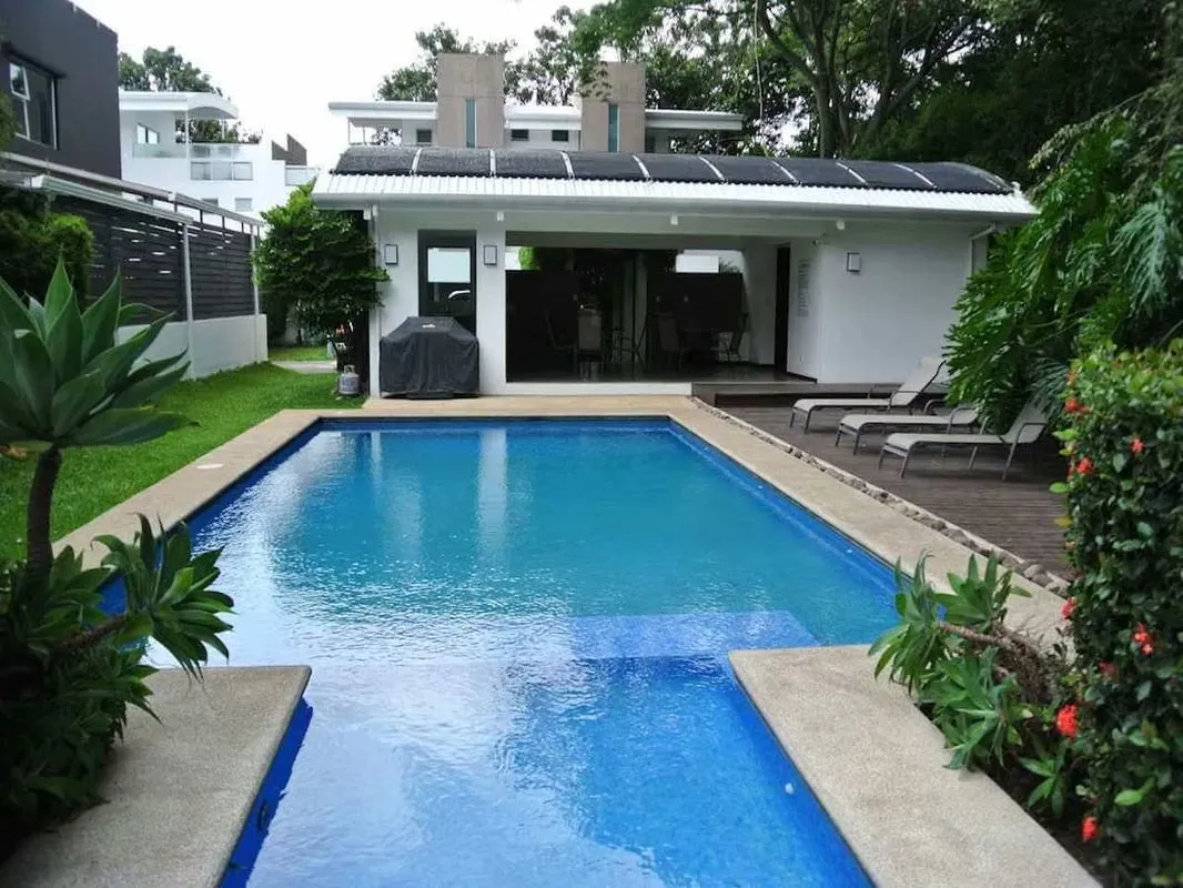CASA MODERNA EN CONDOMINIO - PARA INVERSION - POZOS