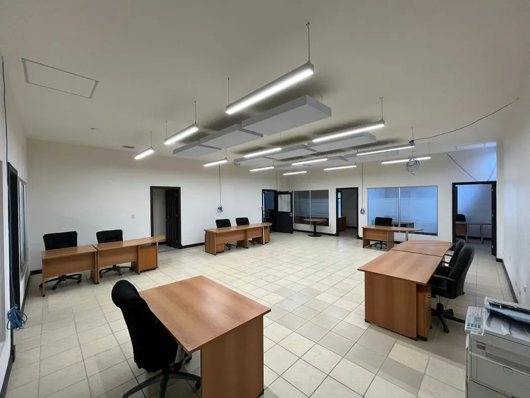 LOCALES-OFICINAS EN CONDOMINIO - GUACHIPELIN
