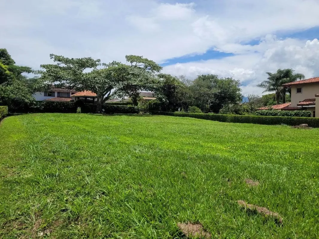Hacienda Los Reyes is located just a few minutes from the access to Route 27. At the same time, it is very close to ...