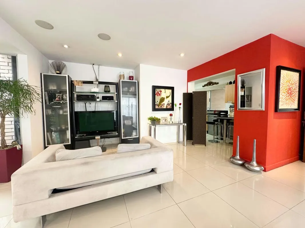 HOUSE FOR SALE IN DOWNTOWN SANTA ANA