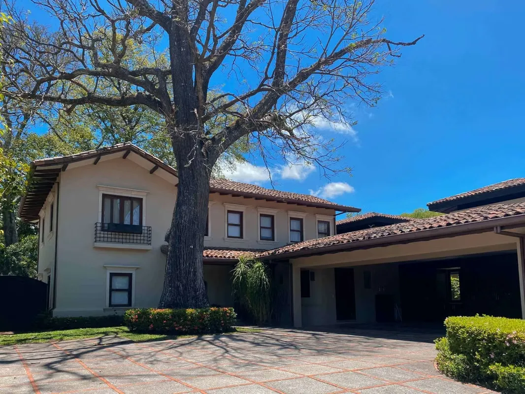 VENTA DE CASA MEDITERRANEA EN HACIENDA LINDORA, SANTA ANA