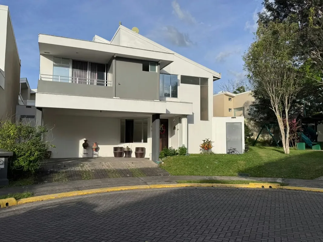 Moderna y elegante casa en venta con ubicación privilegiada
