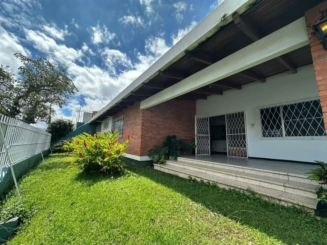 For sale house with area rto develop in Barrio Dent