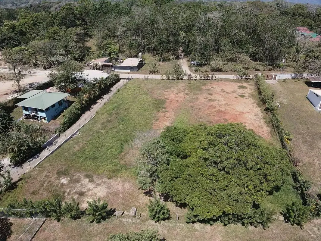 A spacious, completely flat lot of 1,626 m² is for sale, ideal for building your dream home, a tourism project, or a future investment. ...