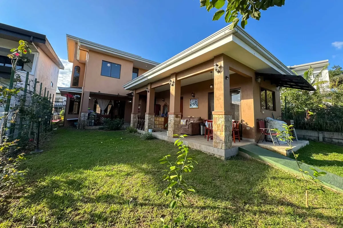 Esta increíble casa en venta está ubicada en el exclusivo Condominio Tierras de Café en Ulloa ...