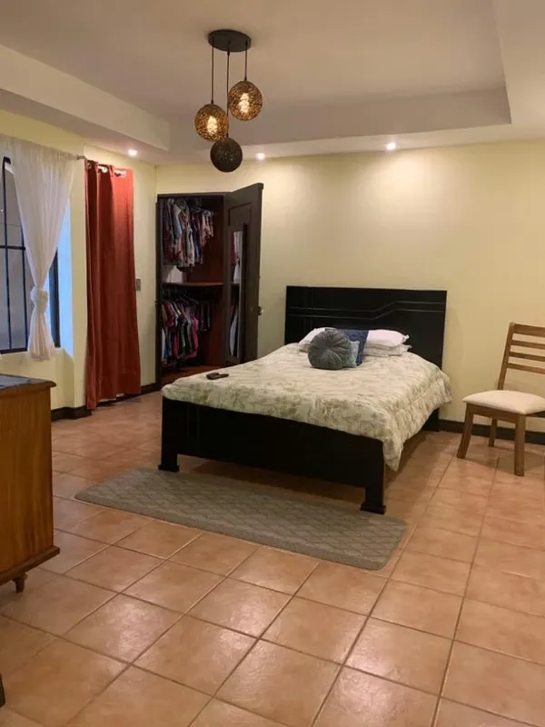 Amplia y segura casa, con buena ventilación e ...