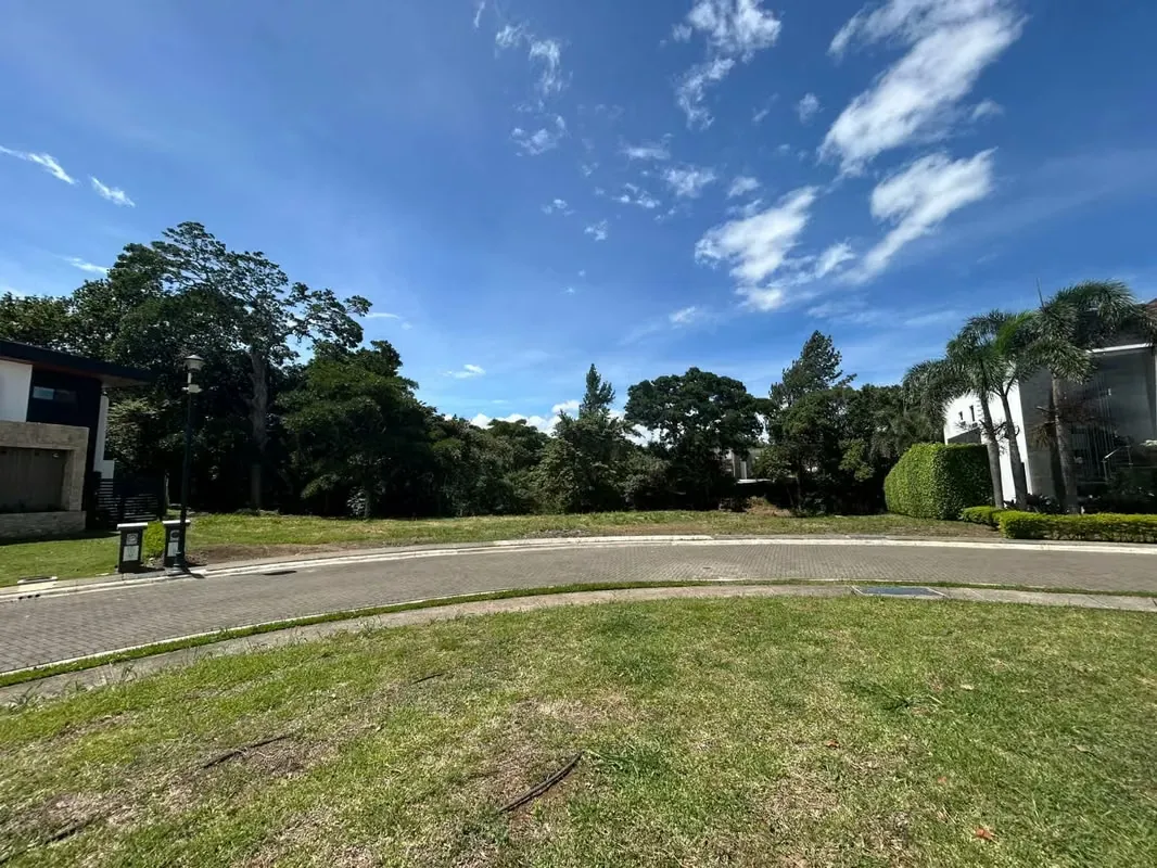 Se vende lote en exclusivo condominio