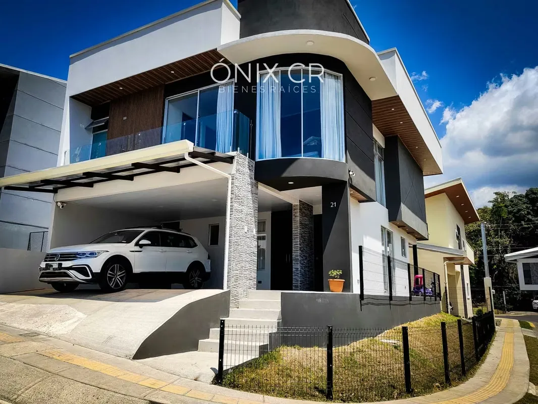 En Venta – Moderna Casa con Vista a las Montañas y Patio Privado en Santa Ana