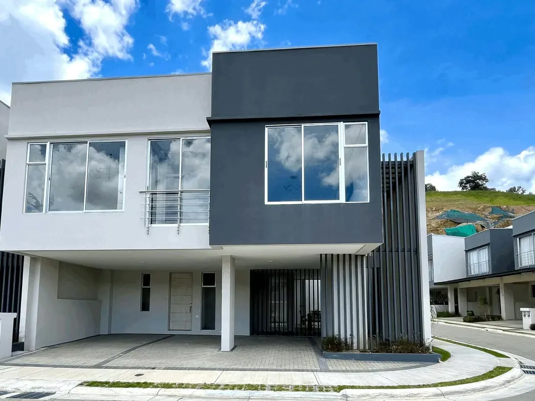 SE VENDE CASA AMPLIA Y NUEVA EN CONDOMINIO AYARCO BOULEVARD - CURRIDABAT