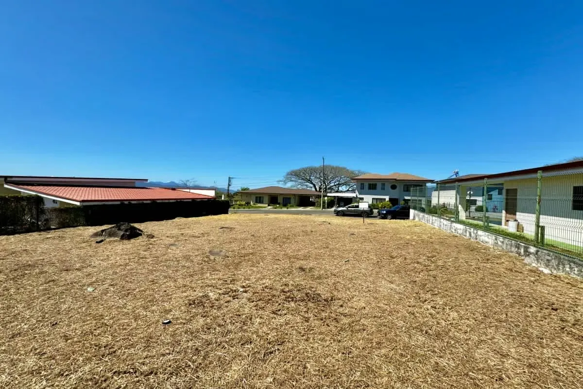 Un lote ideal para construir la casa de sus sueños!  En un condominio muy seguro, ubicado muy ...