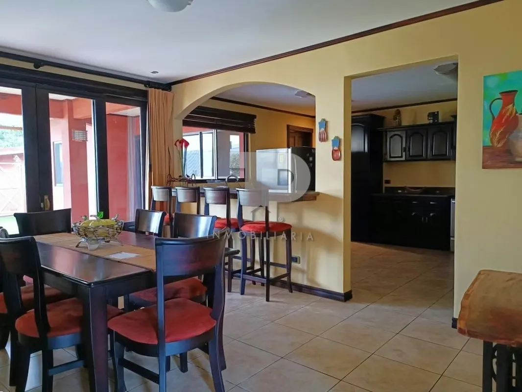 Casa de dos plantas, con amplios espacios, mucha iluminación natural y gran zona verde