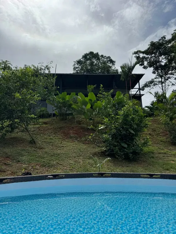 Ofrecemos una oportunidad única para adquirir una casa moderna de dos pisos con impresionantes vistas de la exuberante jungla, ...
