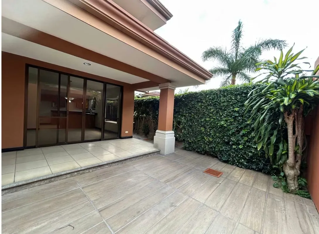 Venta amplio townhouse en condominio cerca del World Gym, Escazu