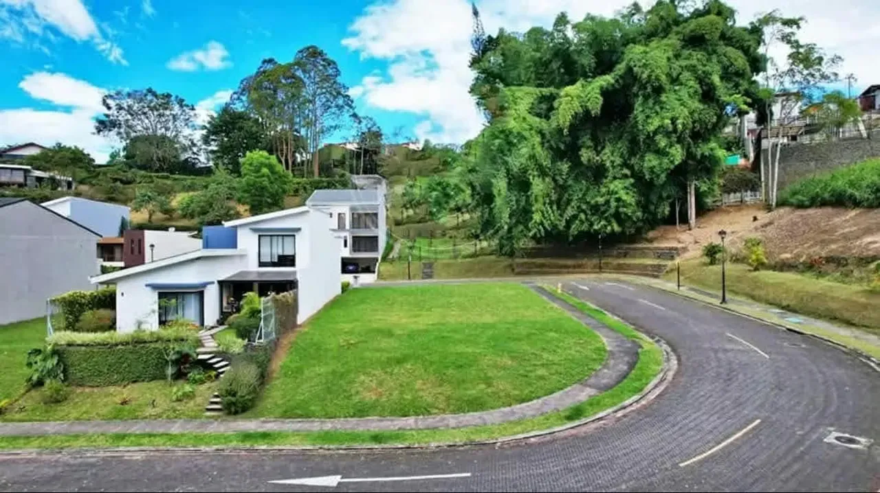SE VENDE LOTE PLANO CONDOMINIO LAS RUSIAS