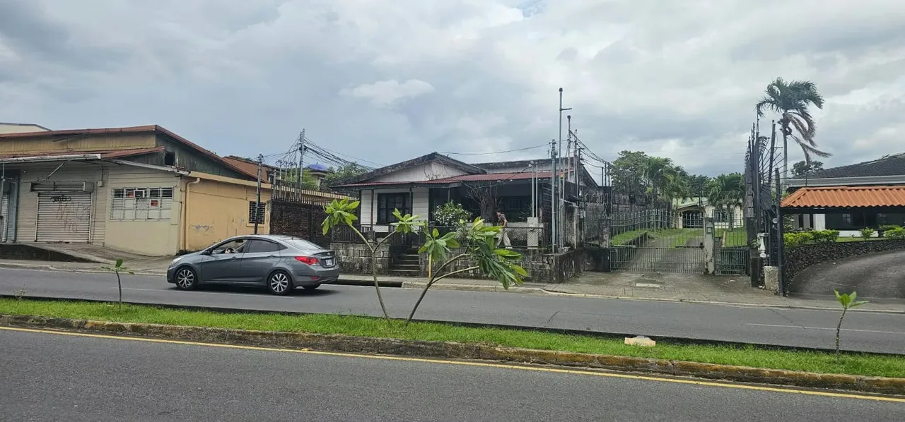 Venta de lote para desarrollo comercial/ residencial en Heredia, san Francisco, calle principal