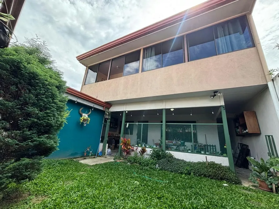 Gran Oportunidad: Casa con 2 Apartamentos para Vivir o Invertir