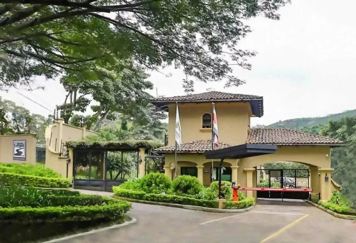 Se vende terreno de lujo en Hacienda Gregal, Curridabat (AD)