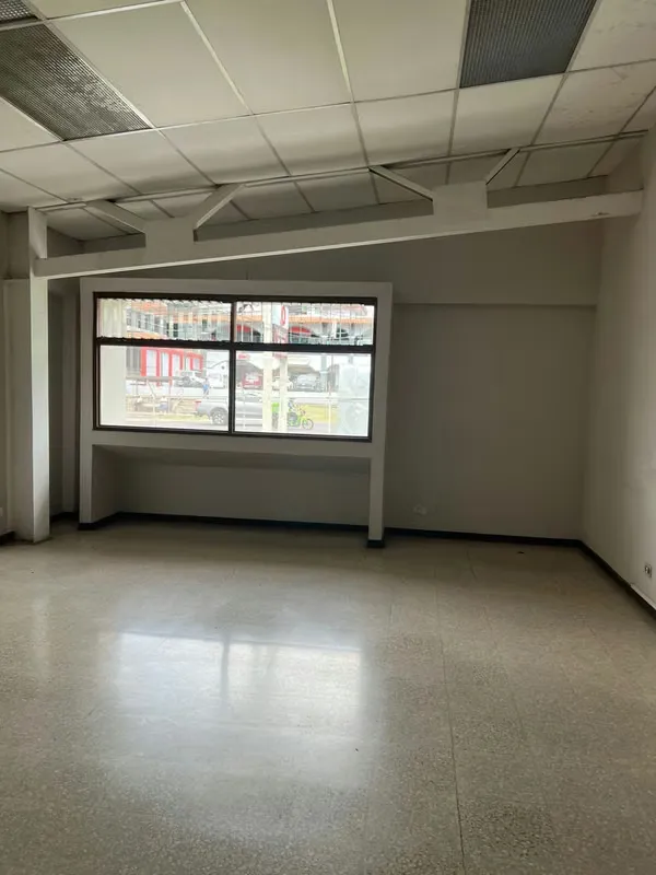 Oficina con excelente ubicación en Santa Ana. ID 40803