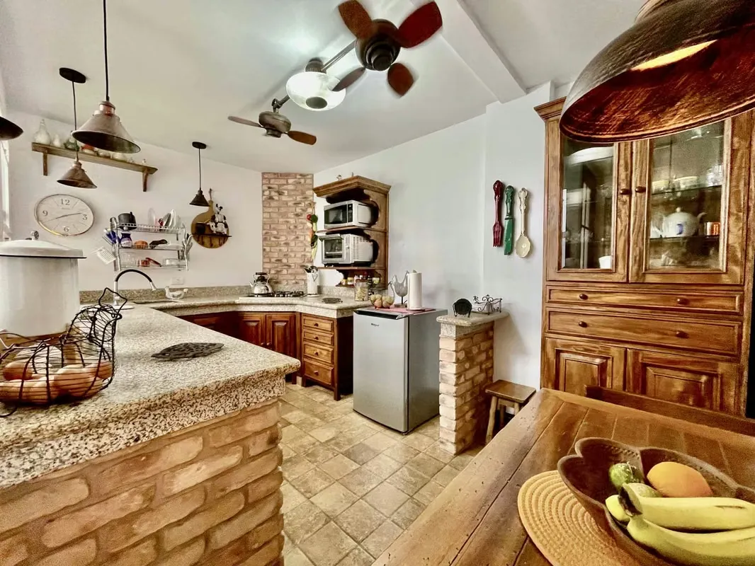 Esta hermosa casa en venta combina acabados rústicos con un estilo único y acogedor, ideal para quienes ...