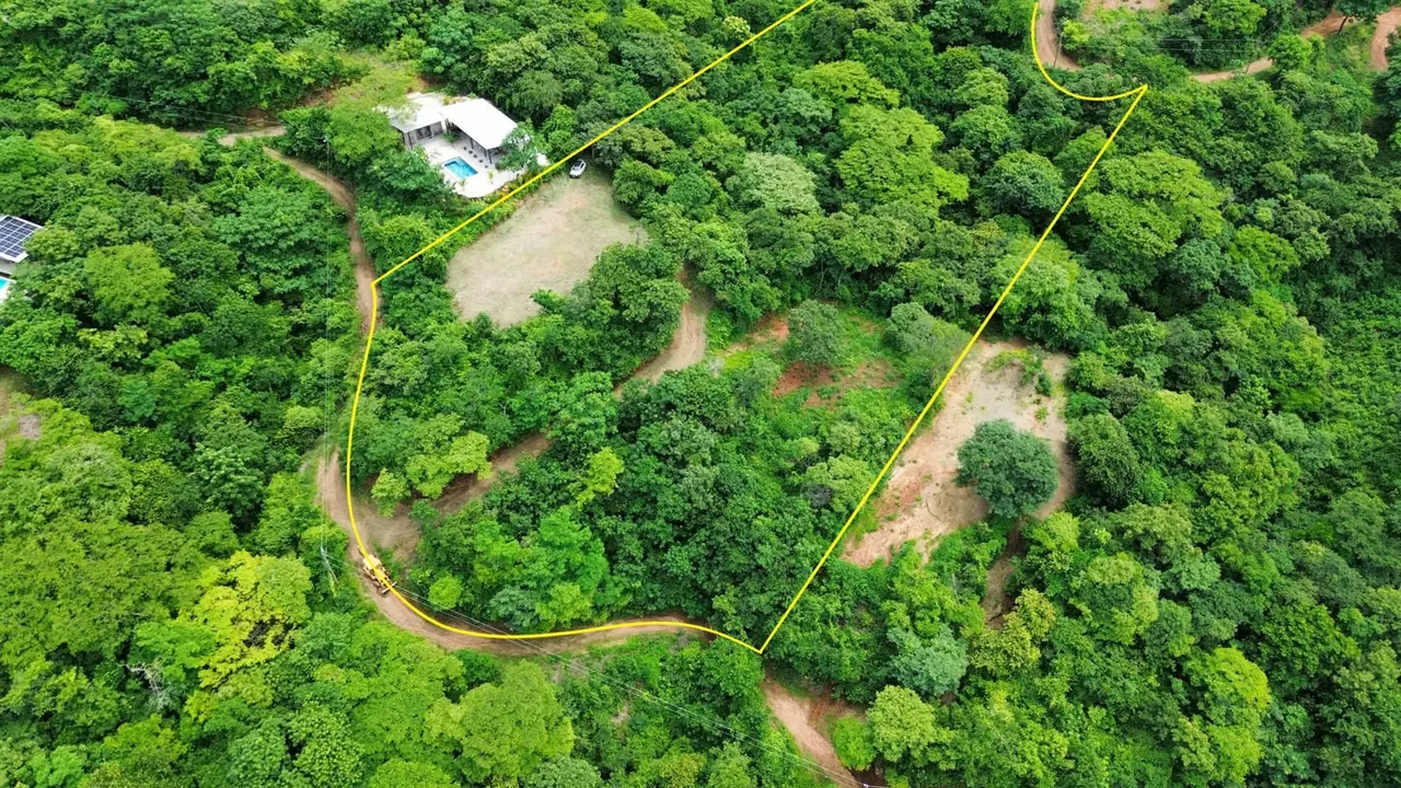 Located within the prestigious 140-hectare master-planned residential community of Finca Los Pargos, ...