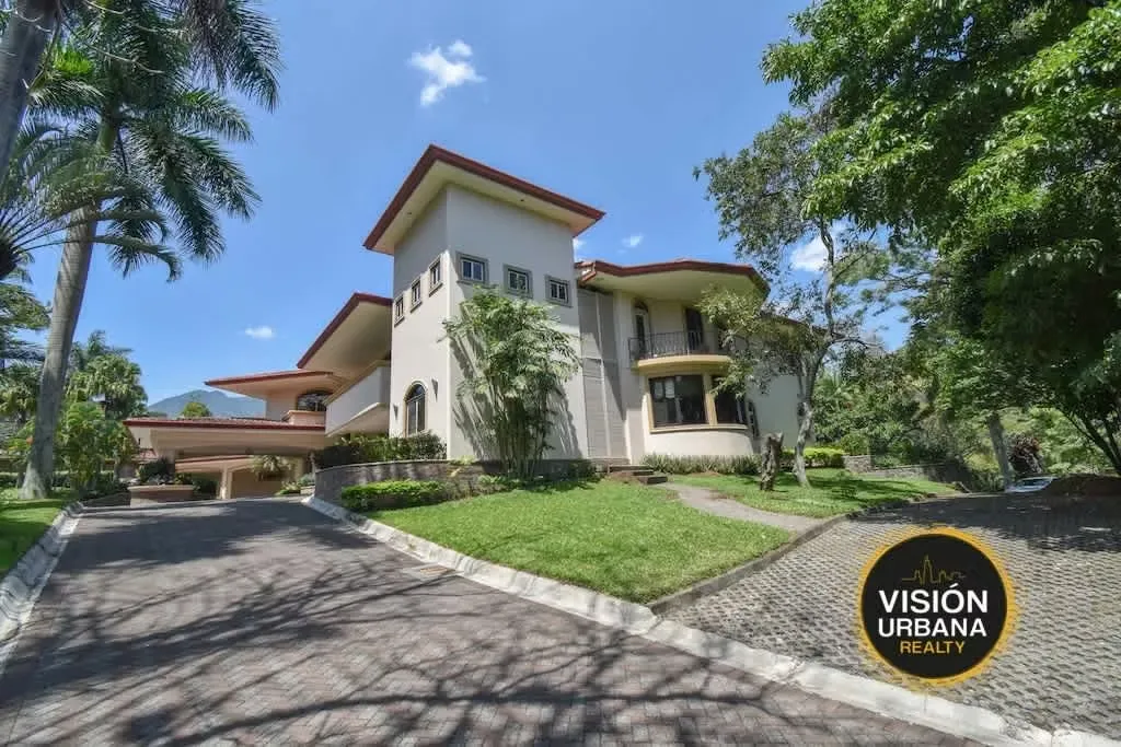 This 10,746 m2 property is located in Escazú, very close to the Costa Rica Country Club. It has two entrances, is surrounded by a perimeter wall, and features a luxurious ...