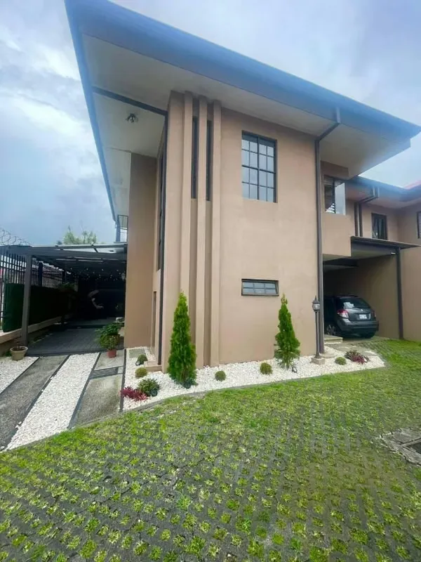 Casa en condominio pequeño de 3 casas en Residencial La Itaba en Lomas de Ayarco Sur.