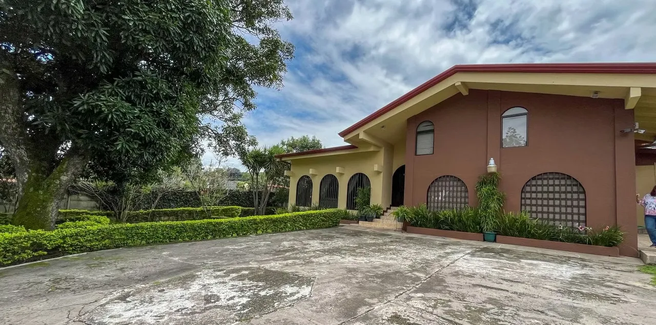 Se Vende. Santa Ana. Uso de suelo mixto.