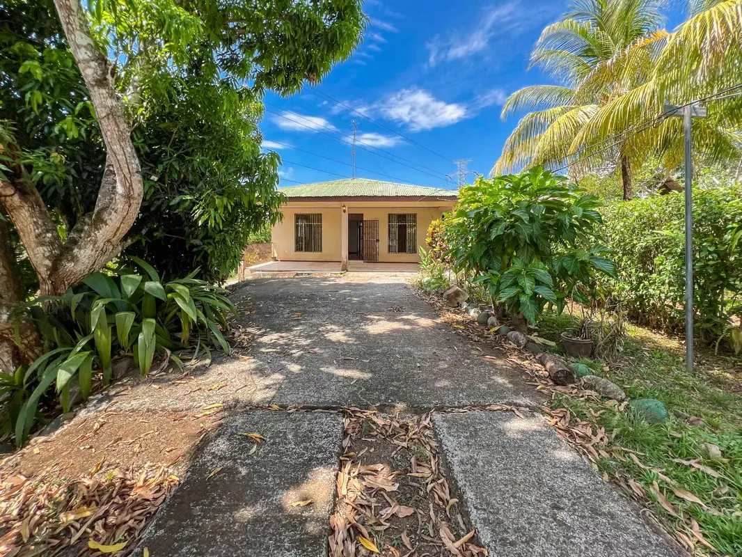 ¡REBAJADA: Propiedad de mas de 1000 m2 con casa y apartamento en Esparza y Puntarenas!