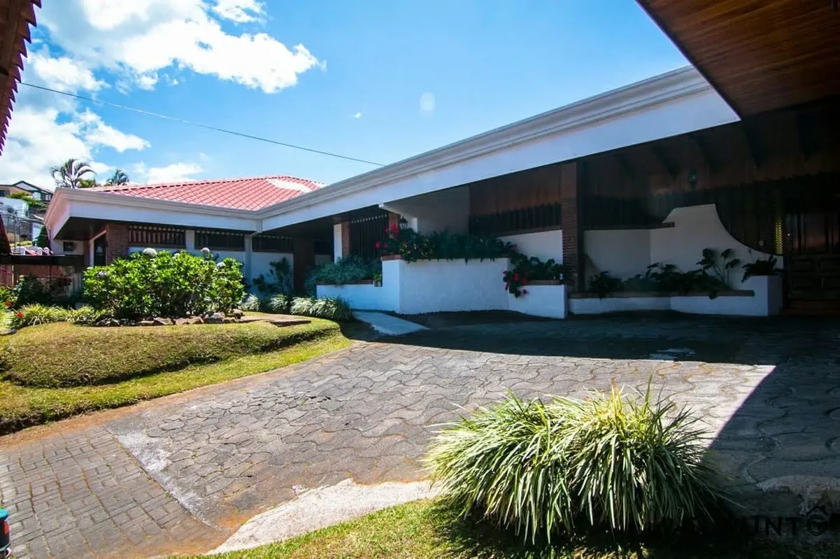 Discover this beautiful property with unique wood and brick finishes, giving it a warm and special character. The ...