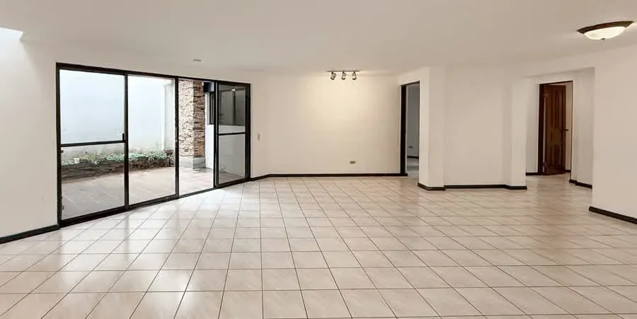Venta de Casa Amplia en Condominio, Escazú