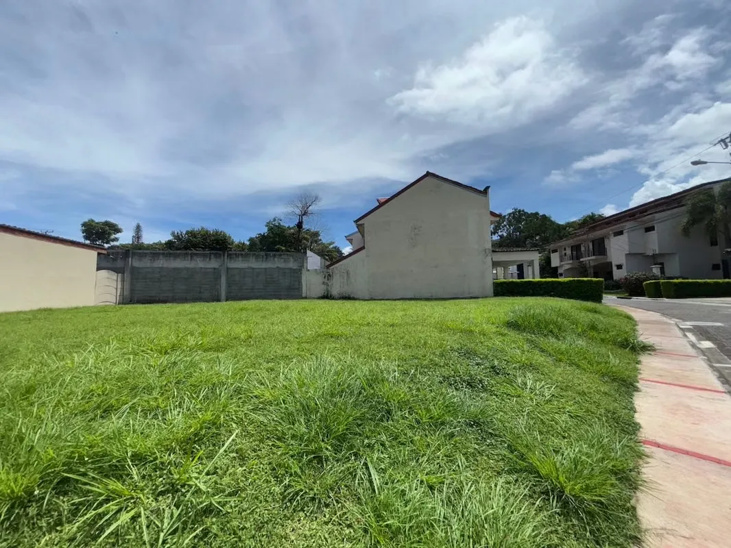 VENTA DE LOTE EN CONDOMINIO - SANTA ANA
