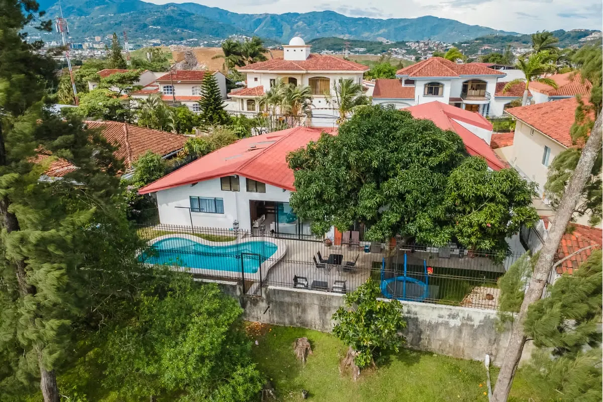 Se Vende –Casa con Vista al Campo de Golf en Ciudad Cariari, Heredia–VH