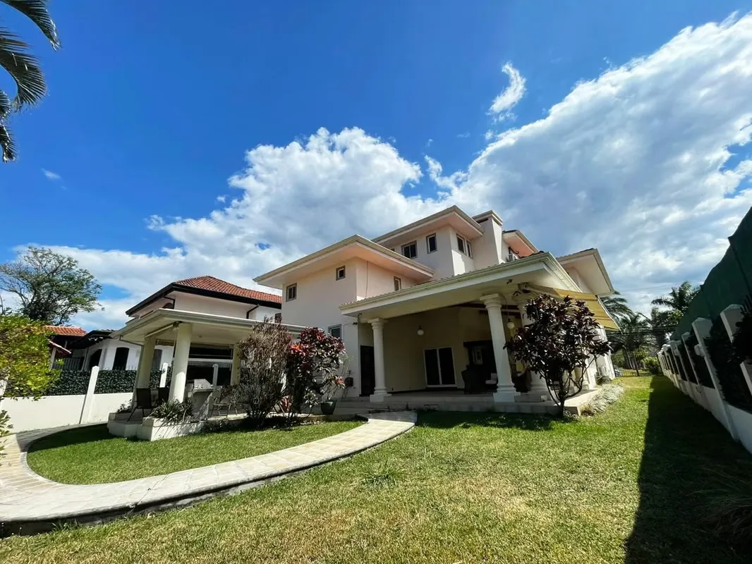 Se vende casa en Parques del Sol, Lindora. Santa Ana. Cuenta con:
