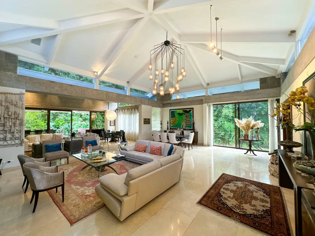 Venta de espectacular  casa ubicada en Escazú.
