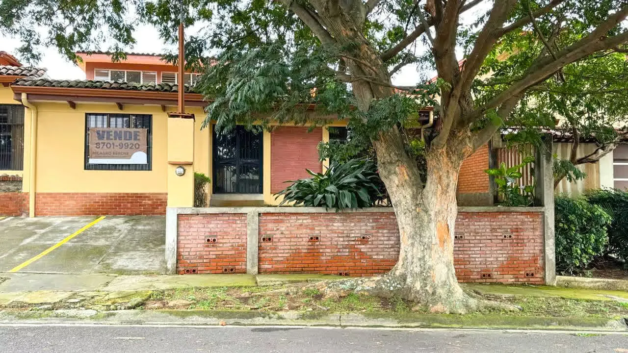 Spacious Mixed-Use House for Sale in El Robledal (MB).