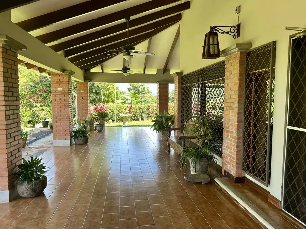 This estate is a true sanctuary of tranquility, located in one of the most exclusive and refreshing areas of La Garita, Alajuela.