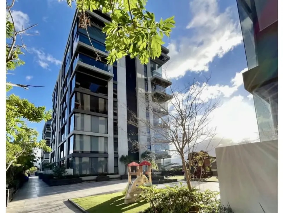 Este exclusivo penthouse en Condominio Montesol ofrece ubicación privilegiada, amplitud y amenidades de ...