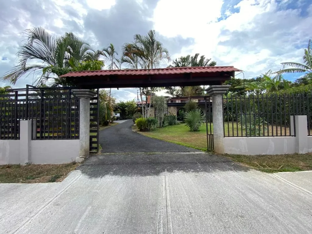 MA Asesorías Vende Hermosa Casa con Jardines y variedad de árboles frutales.